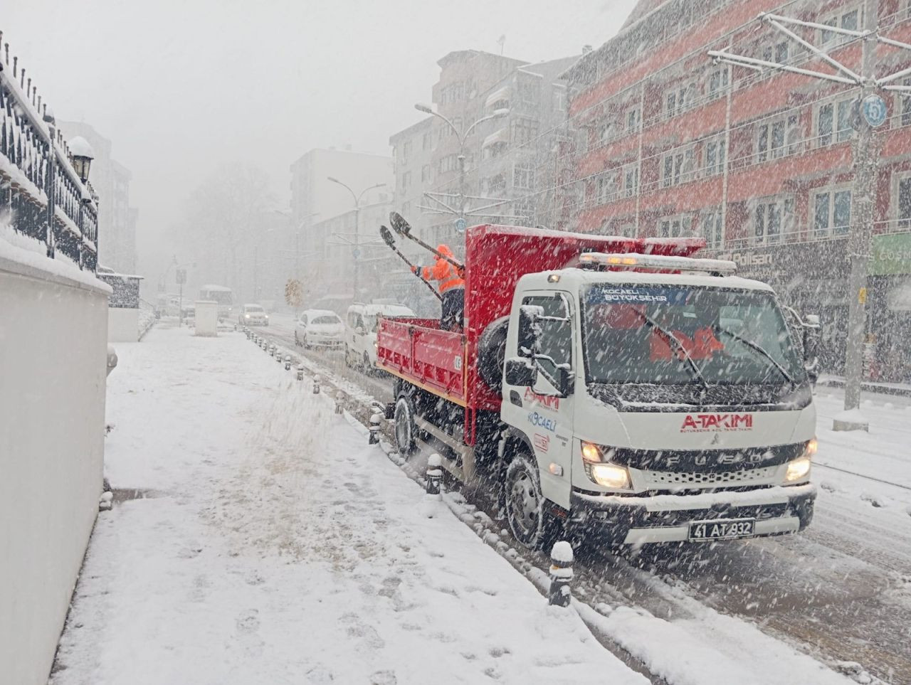 Kocaeli'de Karla Mücadelede 12 Saatlik Nefessiz Takip - Sayfa 1