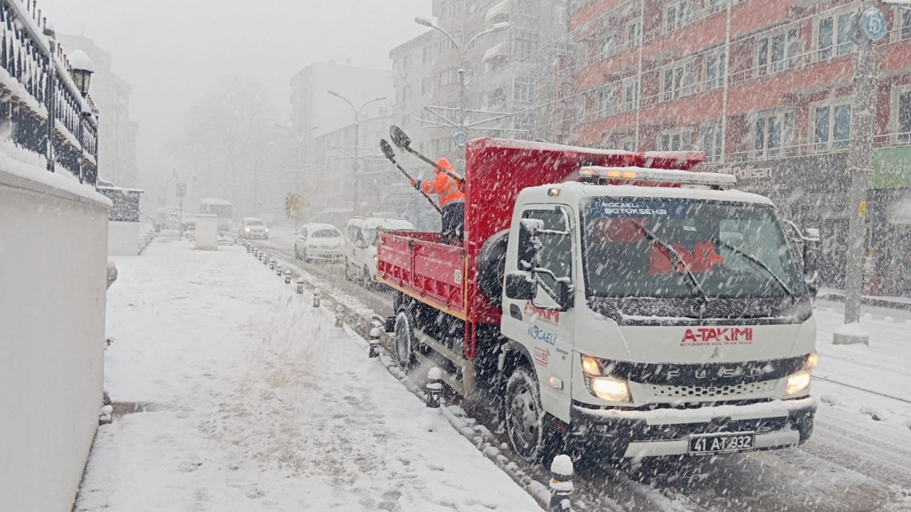 Kocaeli'de Karla Mücadelede 12 Saatlik Nefessiz Takip