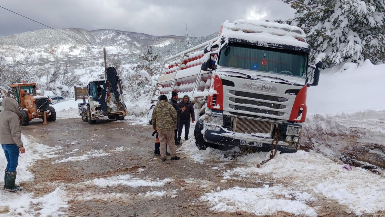 Doğalgaz Tüpleri Taşıyan Tır Şarampole Yan Yattı - Sayfa 1