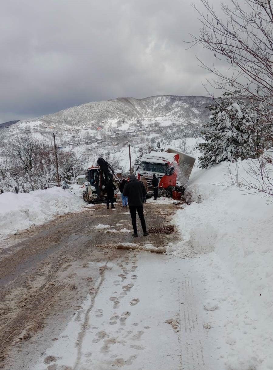 Doğalgaz Tüpleri Taşıyan Tır Şarampole Yan Yattı - Sayfa 4