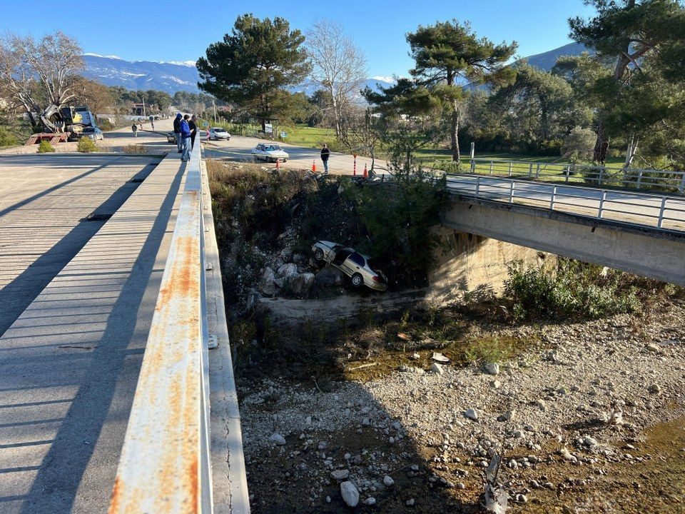 Yoldan Çıkan Otomobil, Köprüden Uçtu: 1 Ölü - Sayfa 4