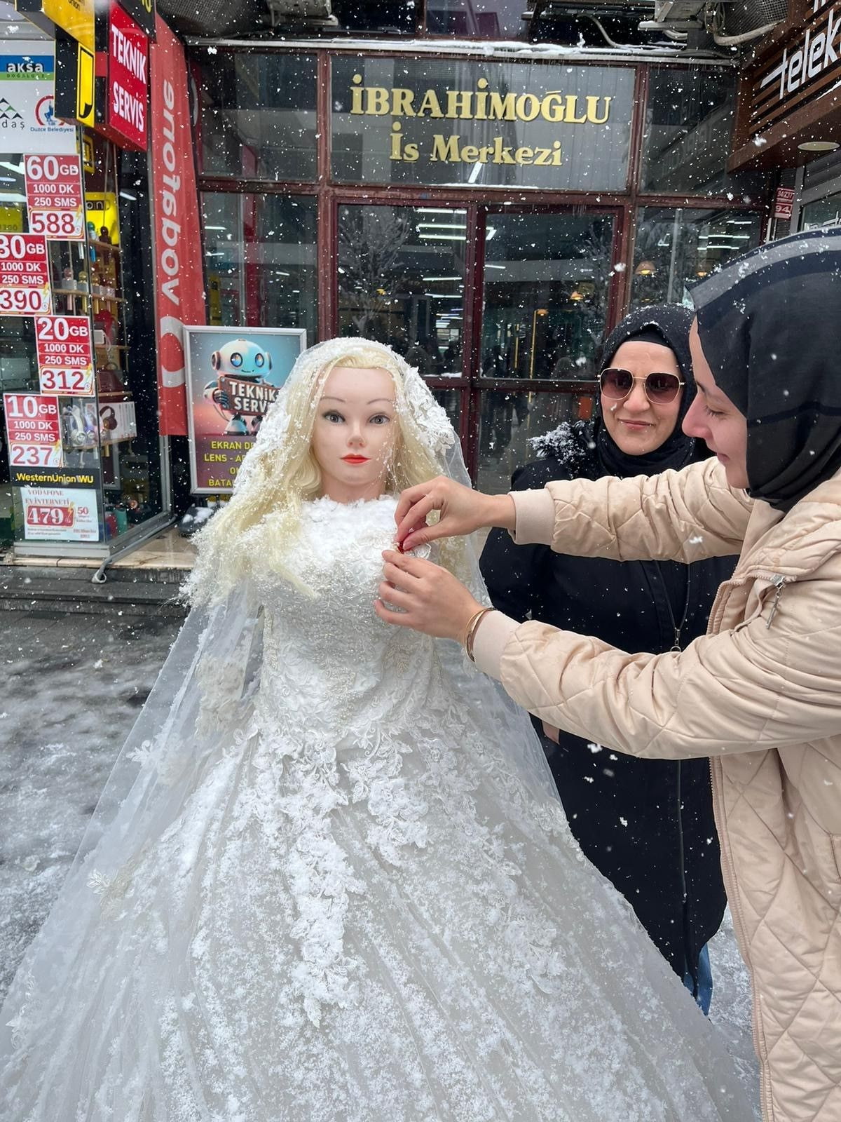 Düzce'de Kardan Gelin İle Damat Yapıp Altın Taktılar - Sayfa 1