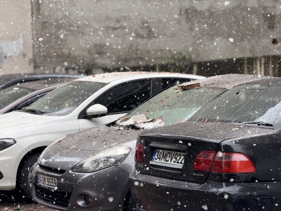 Küçükçekmece'de Bir Binanın Çatısına Yıldırım Düştü: 1 Kişi Yaralandı - Sayfa 3