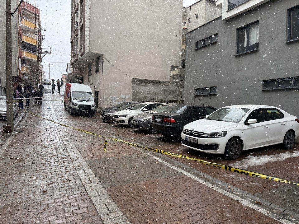 Küçükçekmece'de Bir Binanın Çatısına Yıldırım Düştü: 1 Kişi Yaralandı - Sayfa 4