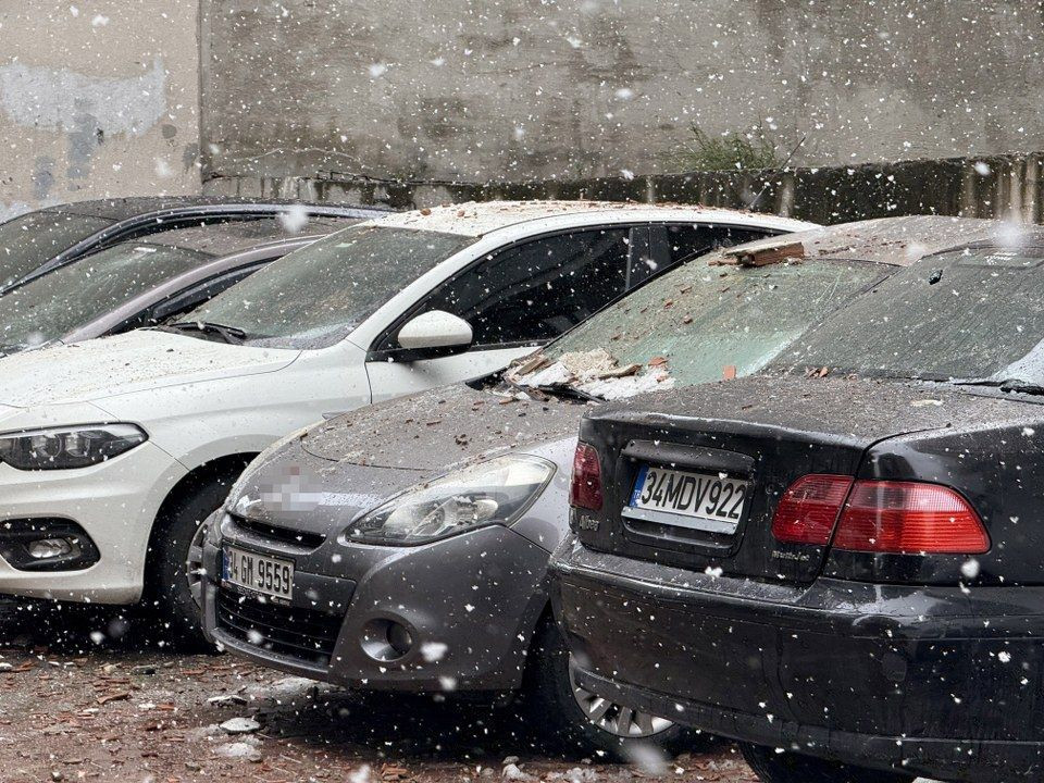 Küçükçekmece'de Bir Binanın Çatısına Yıldırım Düştü: 1 Kişi Yaralandı - Sayfa 6