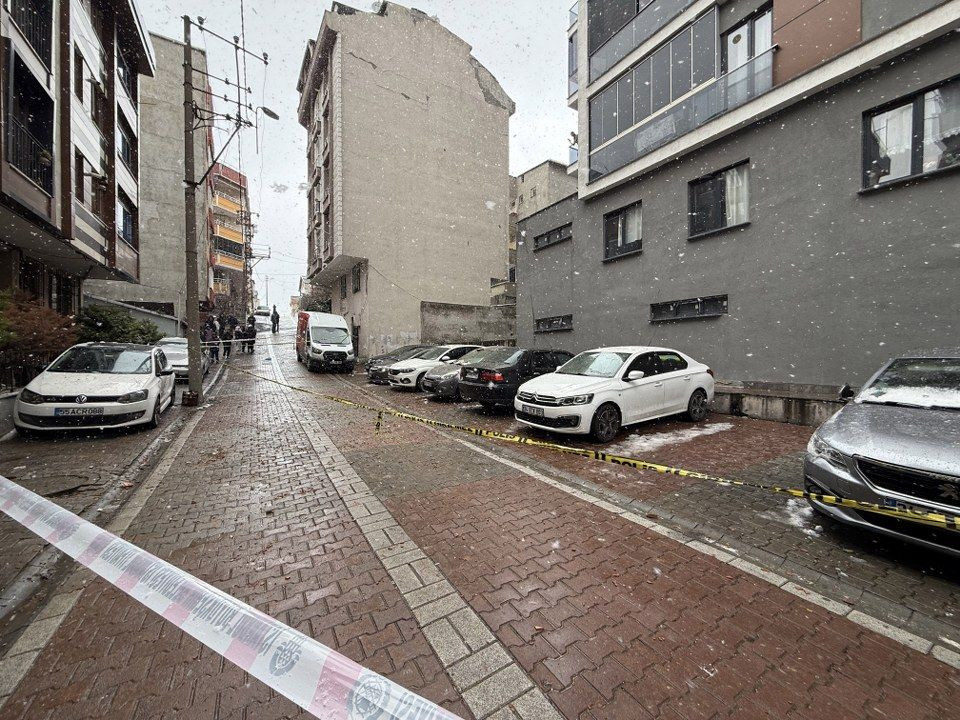 Küçükçekmece'de Bir Binanın Çatısına Yıldırım Düştü: 1 Kişi Yaralandı - Sayfa 7