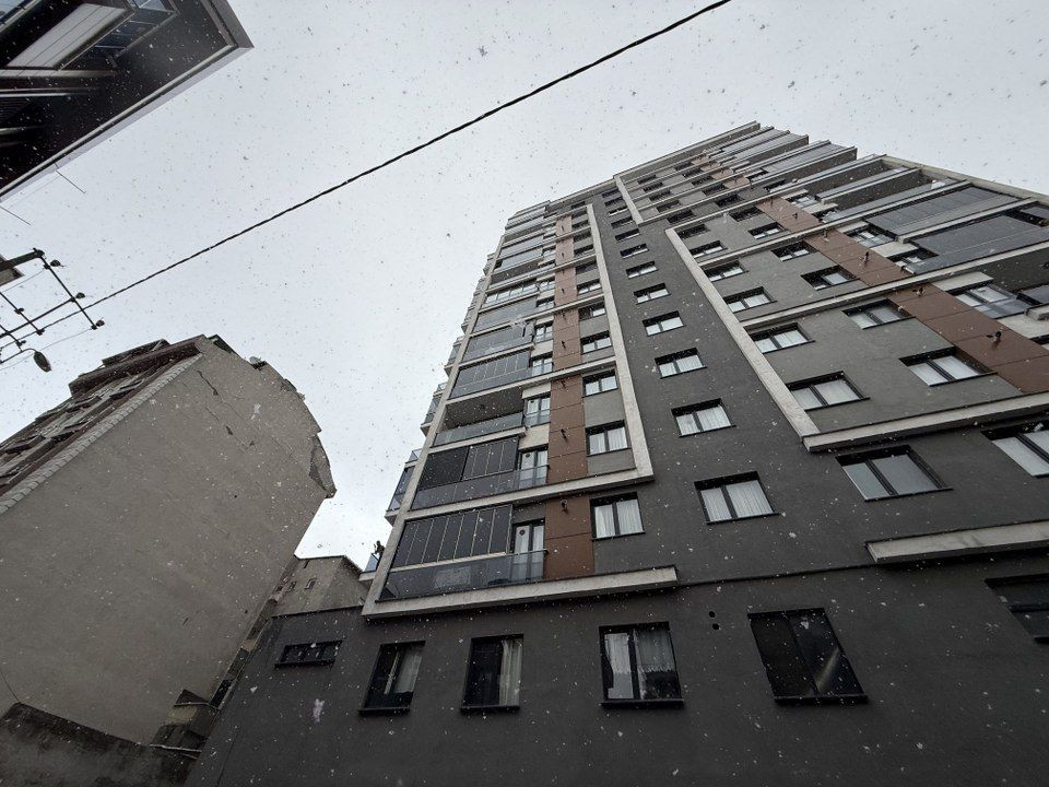 Küçükçekmece'de Bir Binanın Çatısına Yıldırım Düştü: 1 Kişi Yaralandı - Sayfa 8