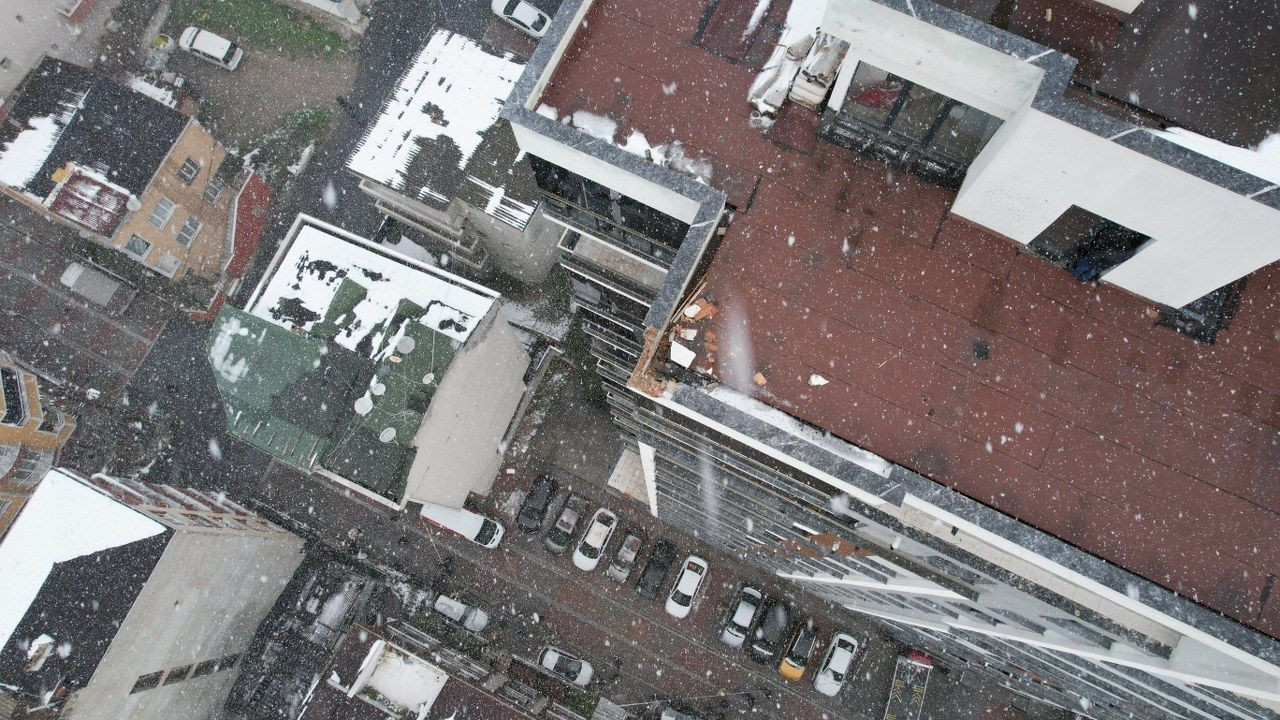 Küçükçekmece'de Bir Binanın Çatısına Yıldırım Düştü: 1 Kişi Yaralandı - Sayfa 9