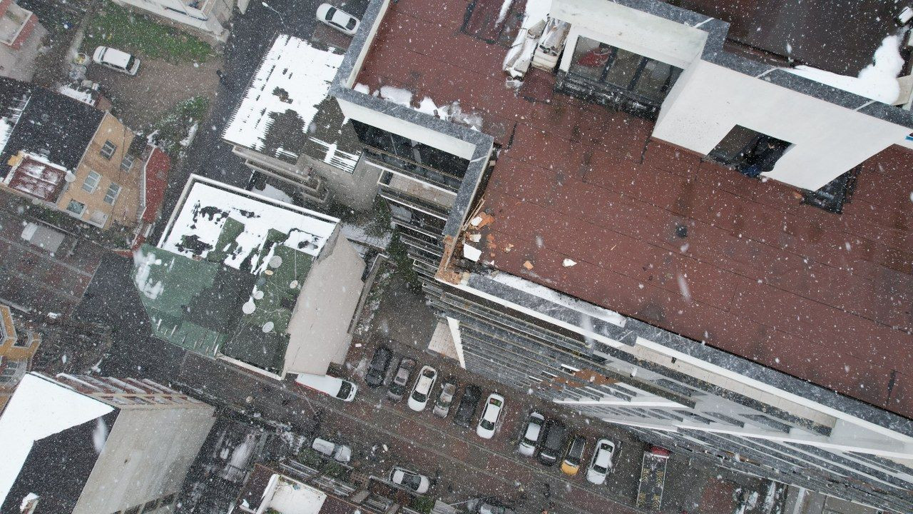 Küçükçekmece'de Bir Binanın Çatısına Yıldırım Düştü: 1 Kişi Yaralandı - Sayfa 10