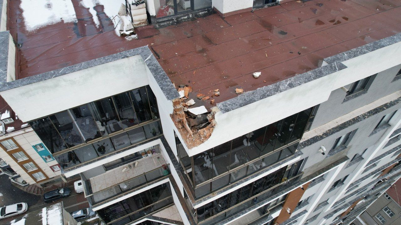 Küçükçekmece'de Bir Binanın Çatısına Yıldırım Düştü: 1 Kişi Yaralandı - Sayfa 11