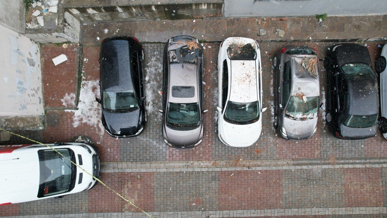 Küçükçekmece'de Bir Binanın Çatısına Yıldırım Düştü: 1 Kişi Yaralandı - Sayfa 12