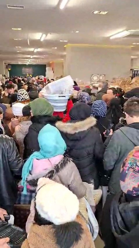 Kocaeli'de İndirim İzdihamı: Soğuğa Ve Kara Aldırış Etmediler - Sayfa 1