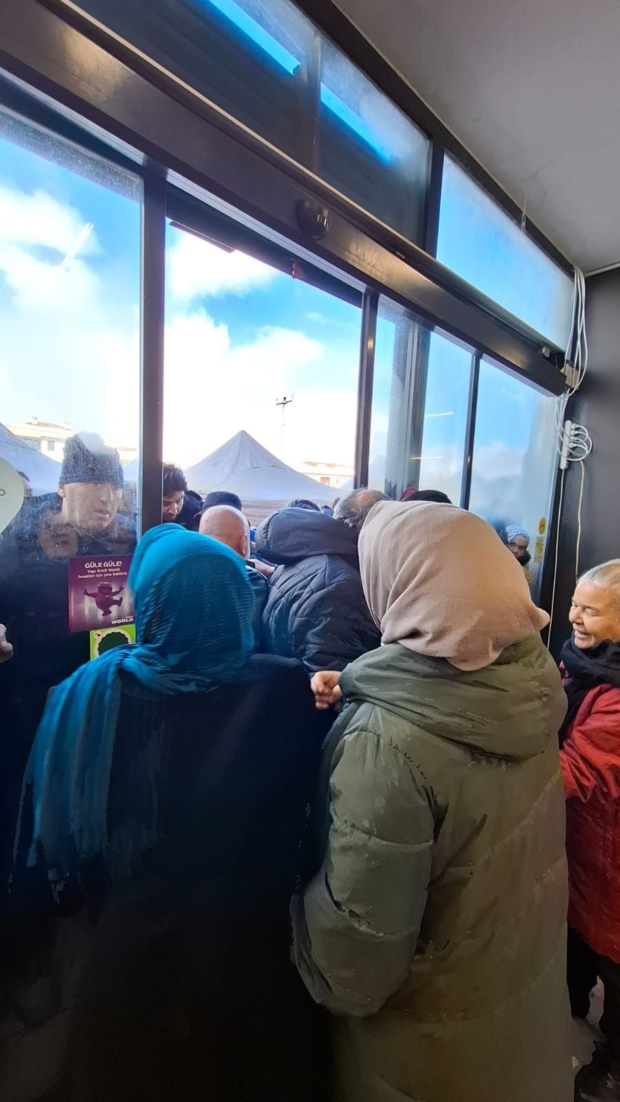 Kocaeli'de İndirim İzdihamı: Soğuğa Ve Kara Aldırış Etmediler - Sayfa 4