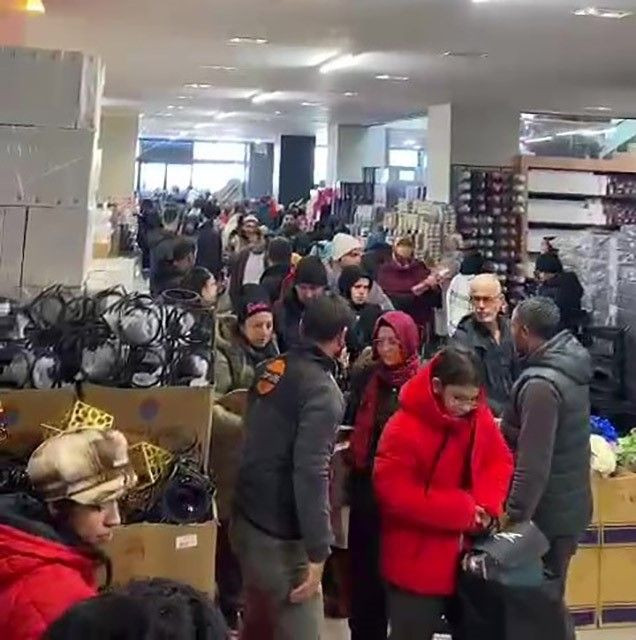 Kocaeli'de İndirim İzdihamı: Soğuğa Ve Kara Aldırış Etmediler - Sayfa 6