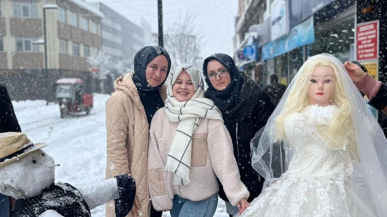 Düzce'de Kardan Gelin İle Damat Yapıp Altın Taktılar