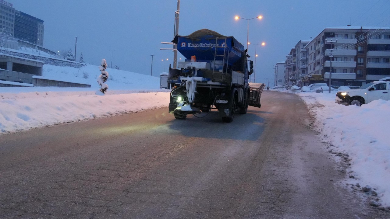 Düzce’de MSÜ Sınavı Öncesi Yollar Kardan Temizlendi