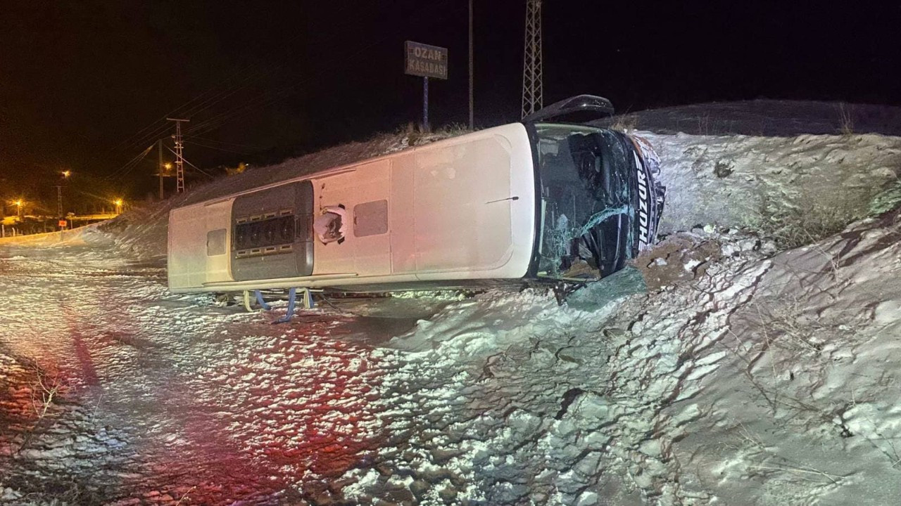 Yozgat'ta Yolcu Otobüsü Devrildi: 5 Yaralı