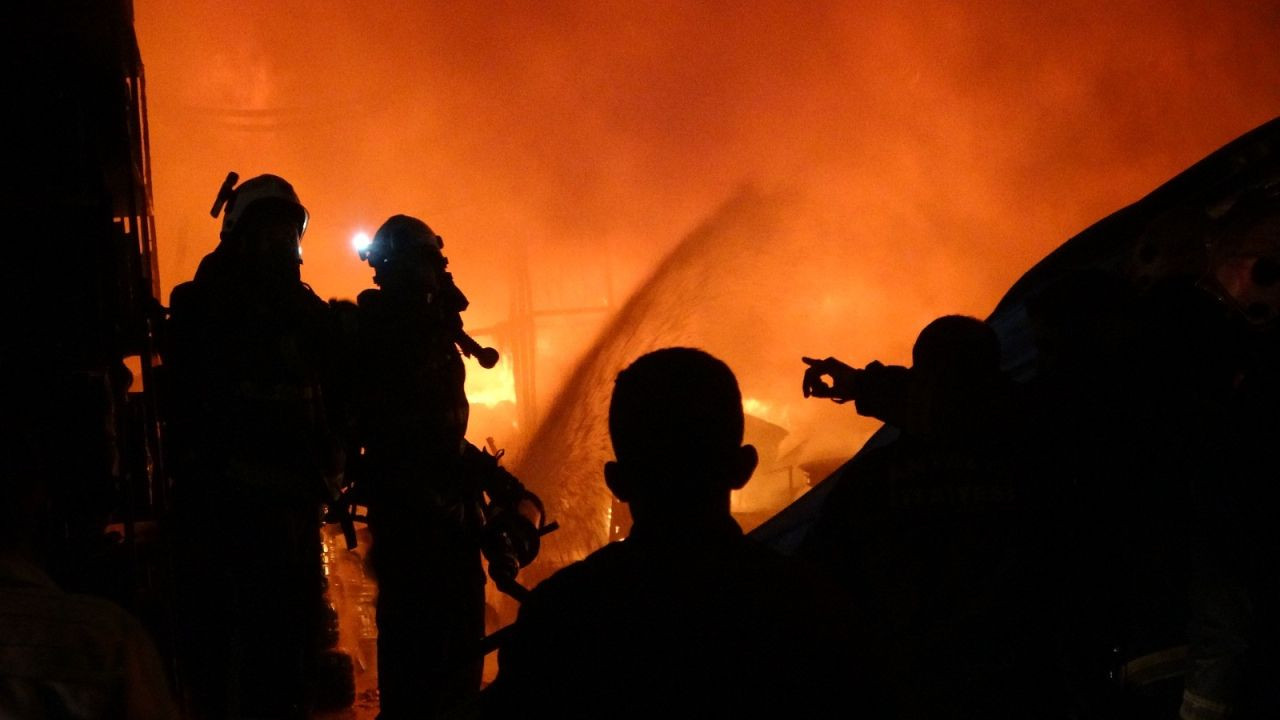 Sanayi Sitesinde Korkutan Yangın Ekiplerin 3 Saatlik Müdahalesi İle Söndürüldü! - Sayfa 1