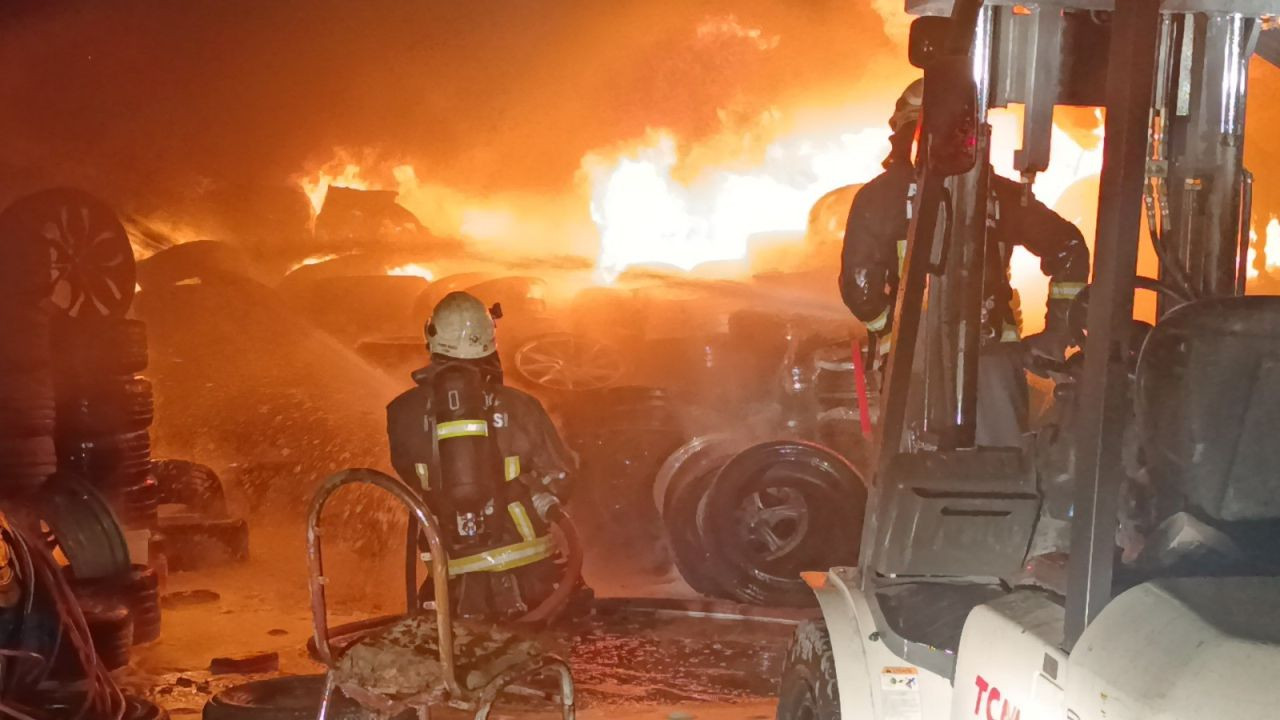 Sanayi Sitesinde Korkutan Yangın Ekiplerin 3 Saatlik Müdahalesi İle Söndürüldü! - Sayfa 2