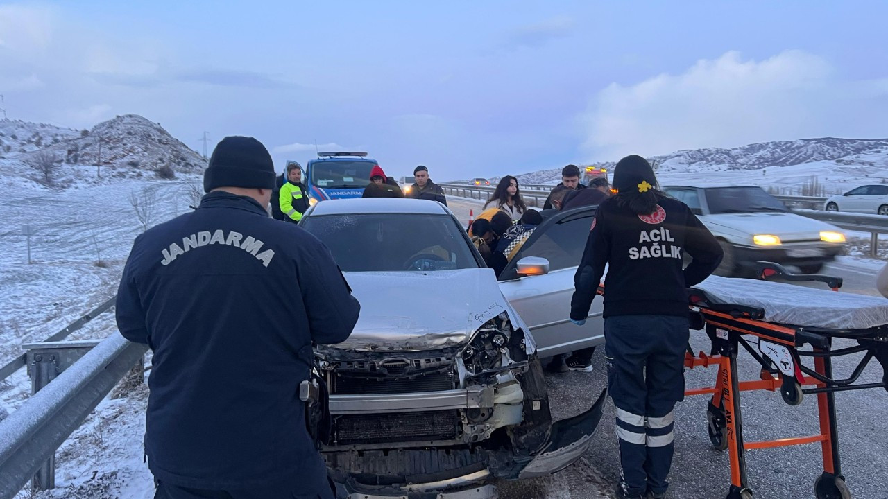 Çorum’da Otomobil Bariyerlere Çarptı: 1 Yaralı