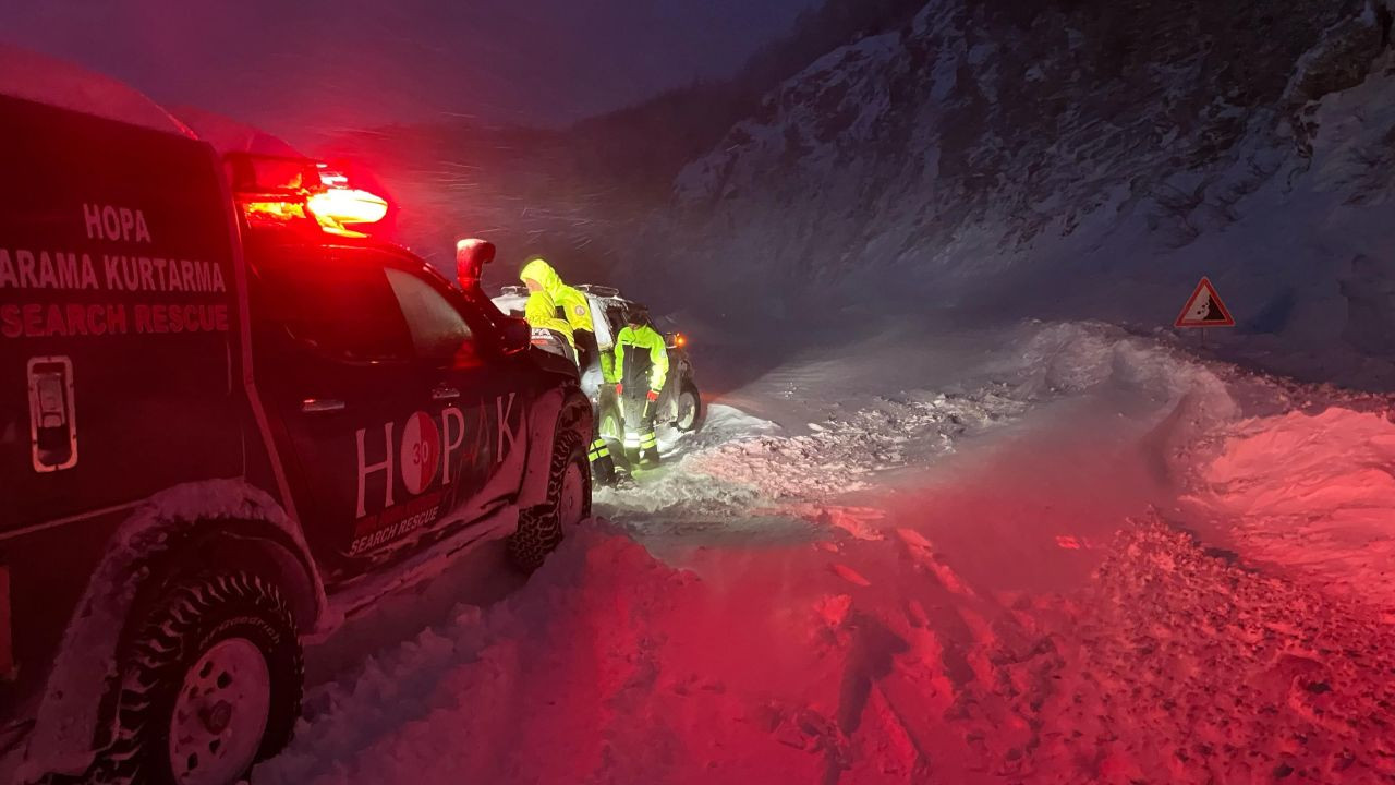 Artvin’de Kar Esareti! Mahsur Kalan Sürücüleri HOPAK Kurtardı - Sayfa 4