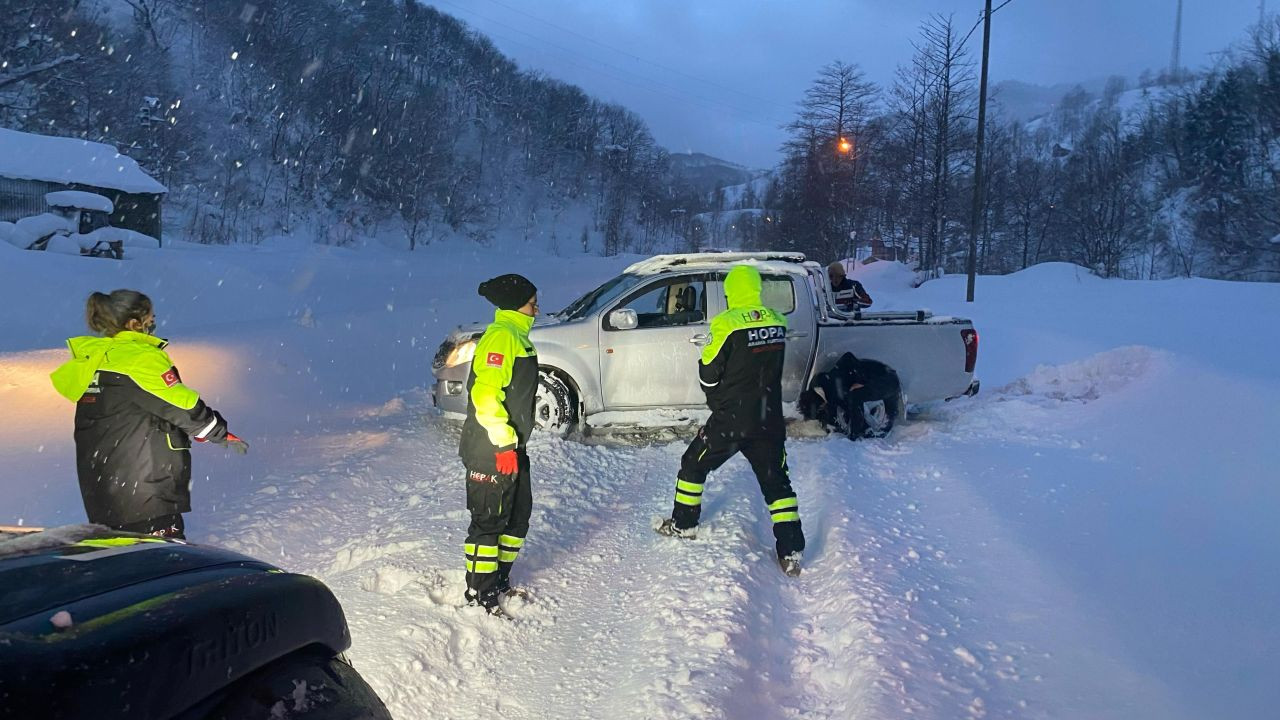Artvin’de Kar Esareti! Mahsur Kalan Sürücüleri HOPAK Kurtardı - Sayfa 2