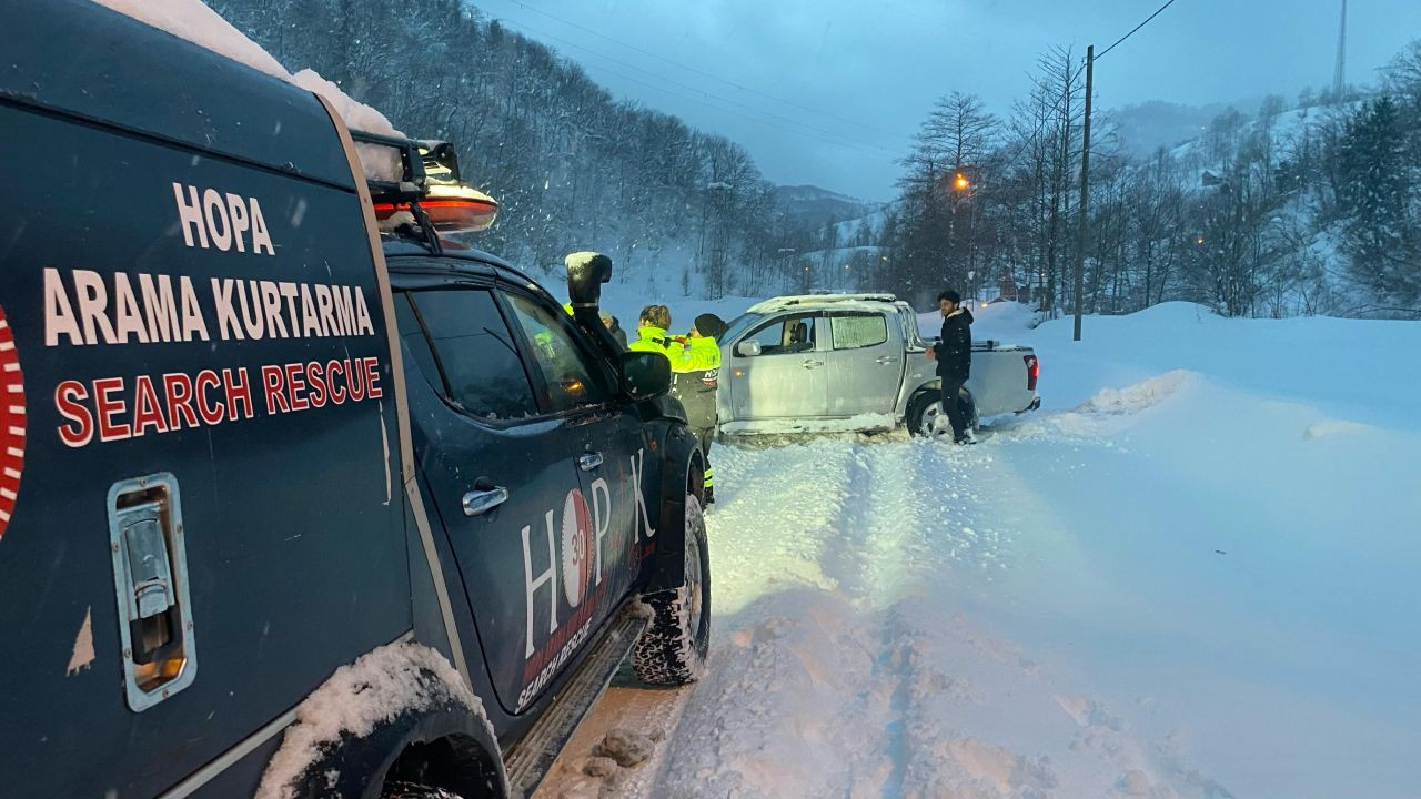 Artvin’de Kar Esareti! Mahsur Kalan Sürücüleri HOPAK Kurtardı - Sayfa 1