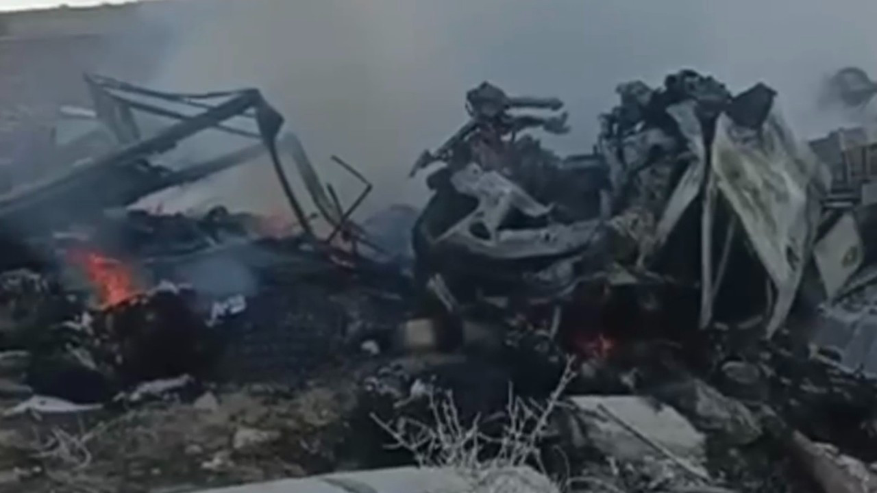 Aksaray’da Şarampole Devrilen Kamyonet Alev Aldı: 2 Yaralı