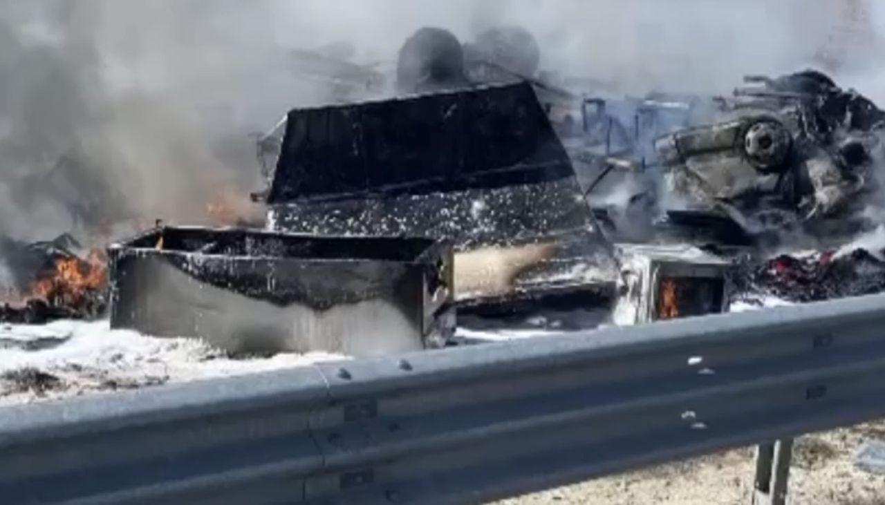 Aksaray’da Şarampole Devrilen Kamyonet Alev Aldı: 2 Yaralı - Sayfa 1