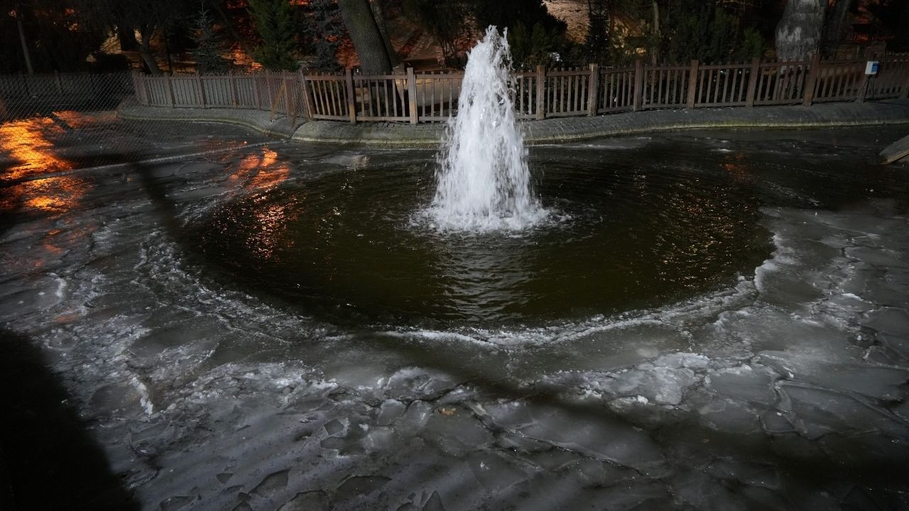 Ankara'da Hava Sıcaklığı Eksi 10 Dereceye Düştü: Kuğulu Park'ın Havuzu Dondu!