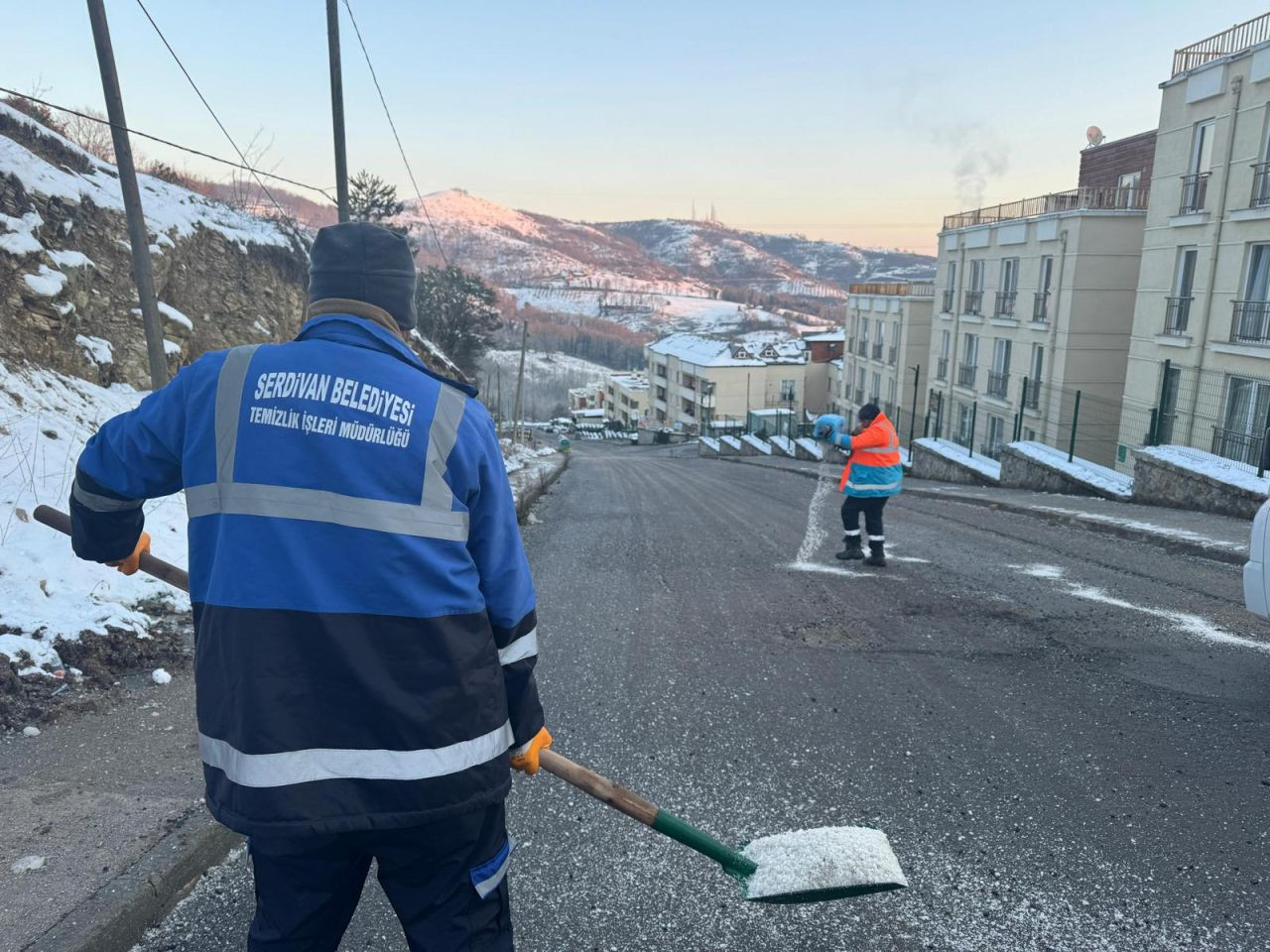 Serdivan’da Okul Yollarında Güvenlik Önlemi: Tuzlama Çalışmaları Devam Ediyor - Sayfa 2