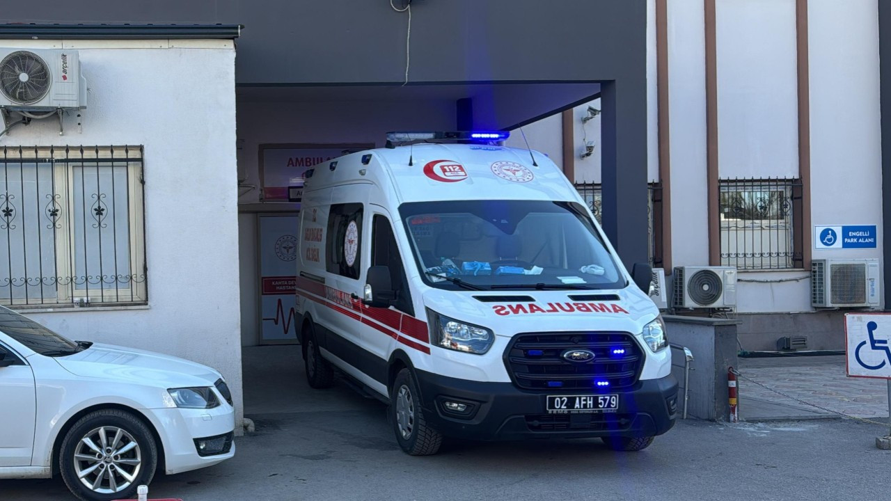 Kahta’da Bıçaklı Saldırı: 2 Kişi Hastaneye Kaldırıldı