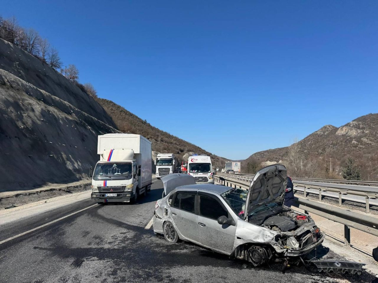 Bilecik’te Otomobil Bariyerlere Çarptı: 3 Yaralı - Sayfa 2