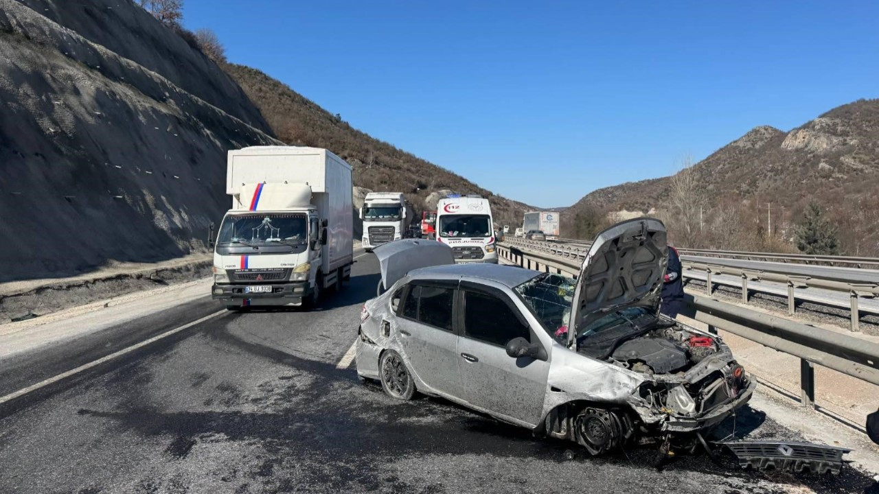 Bilecik’te Otomobil Bariyerlere Çarptı: 3 Yaralı