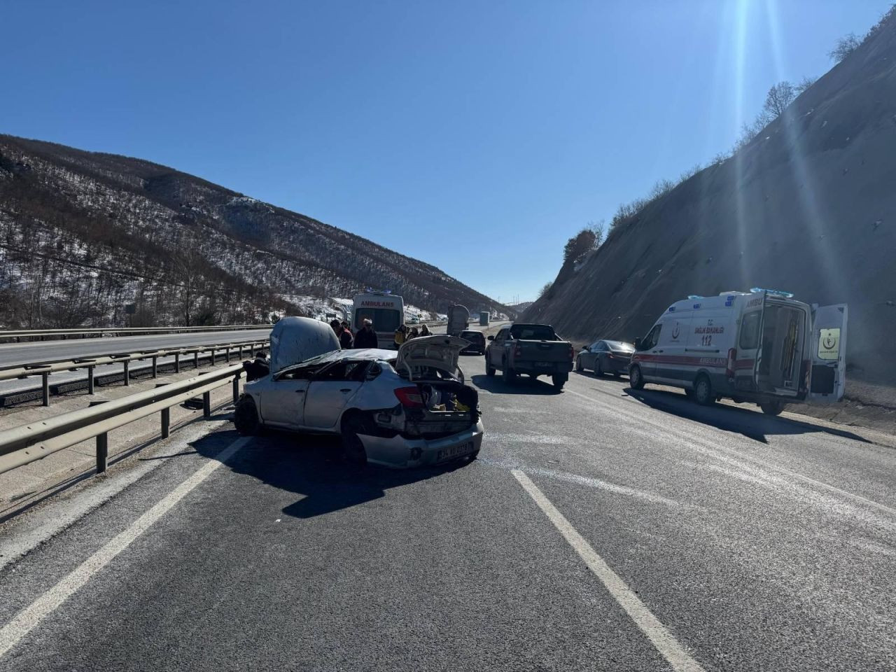 Bilecik’te Otomobil Bariyerlere Çarptı: 3 Yaralı - Sayfa 1