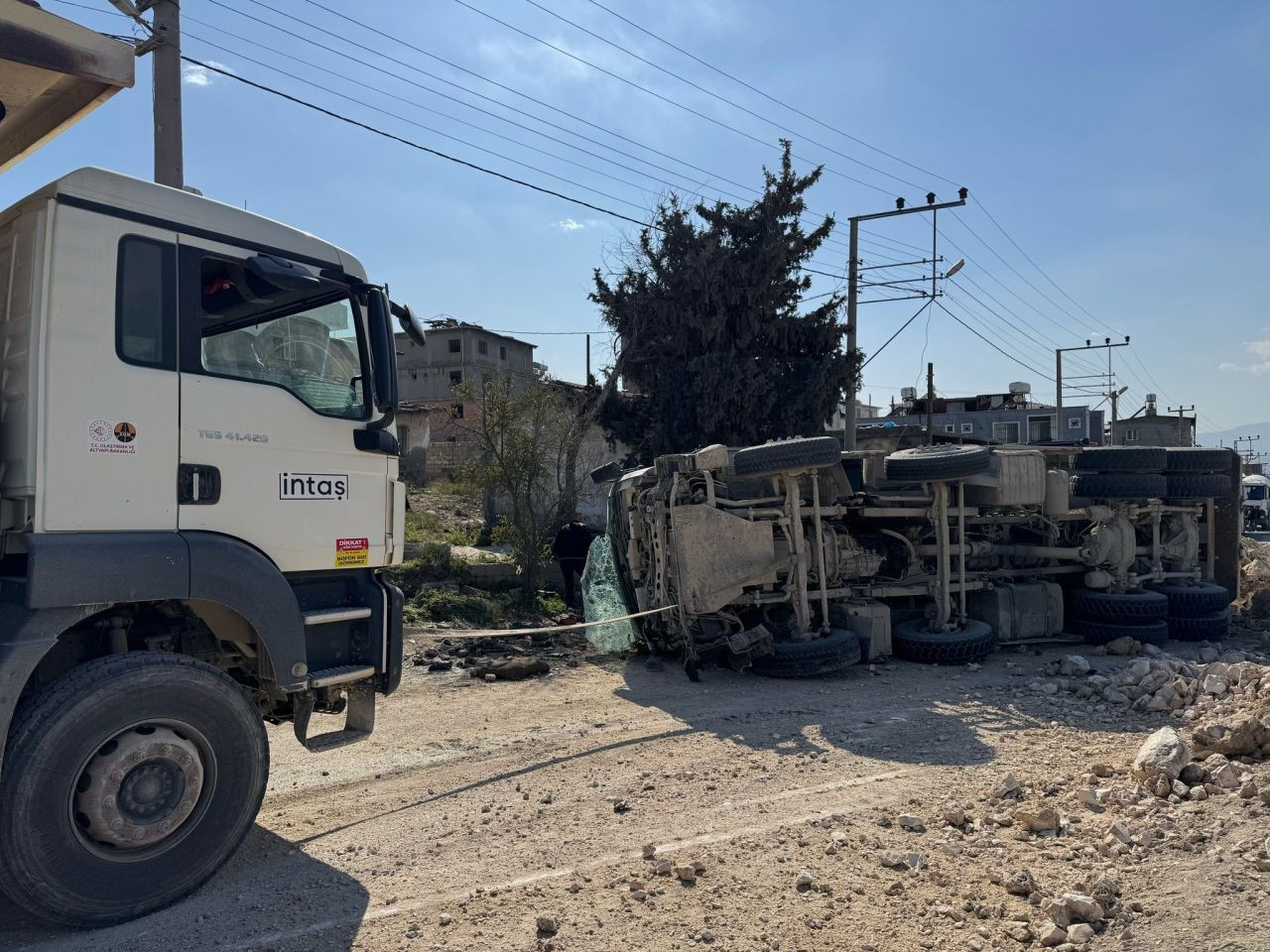 Antakya'da Hafriyat Kamyonu Devrildi: Sürücü Yaralandı - Sayfa 1