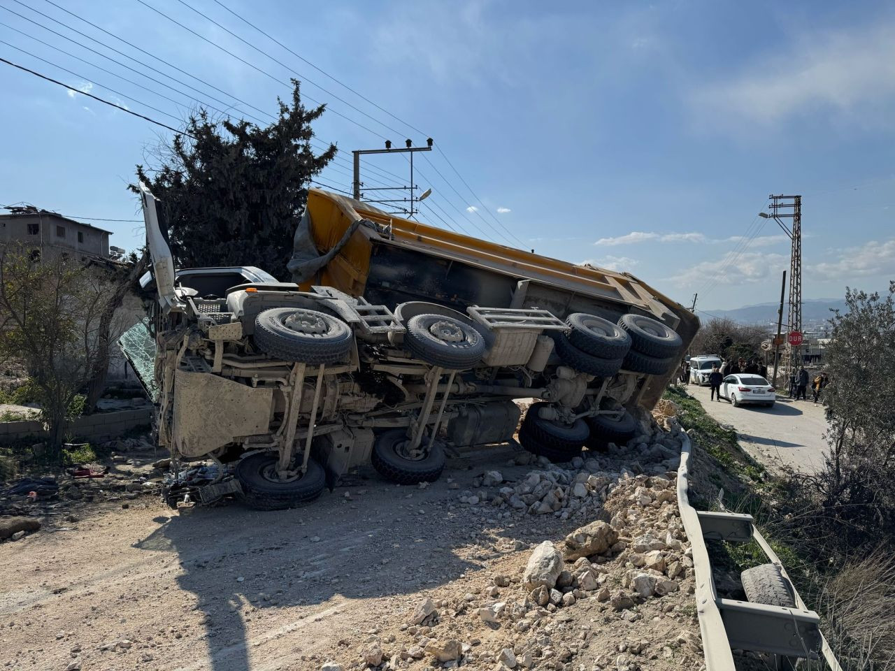 Antakya'da Hafriyat Kamyonu Devrildi: Sürücü Yaralandı - Sayfa 2