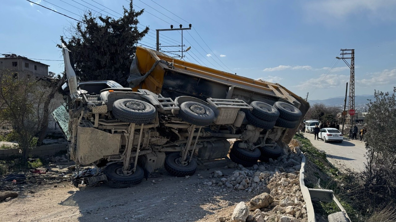 Antakya'da Hafriyat Kamyonu Devrildi: Sürücü Yaralandı