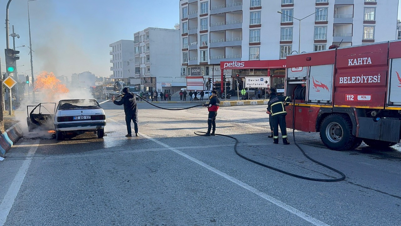 Kahta’da Seyir Halindeki Araç Küle Döndü