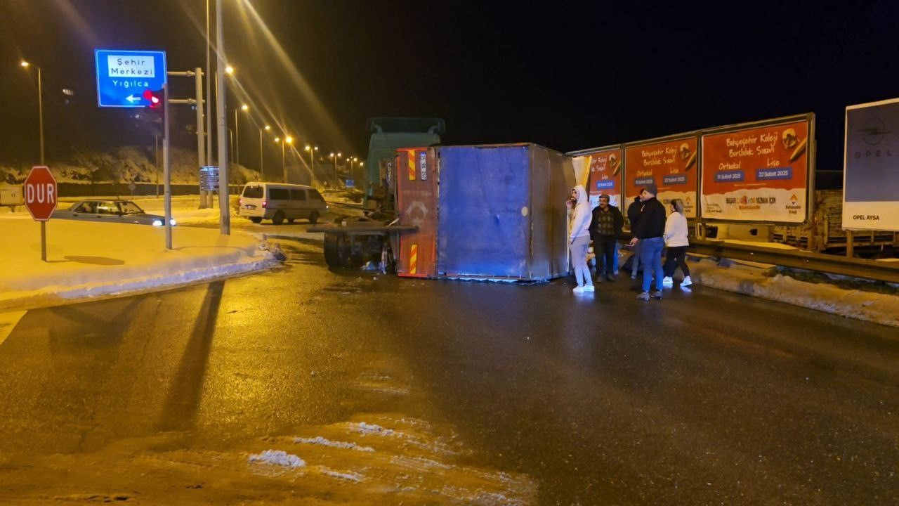 Zonguldak’ta Tavuk Yüklü Kamyon Devrildi: Onlarca Tavuk Telef Oldu - Sayfa 1