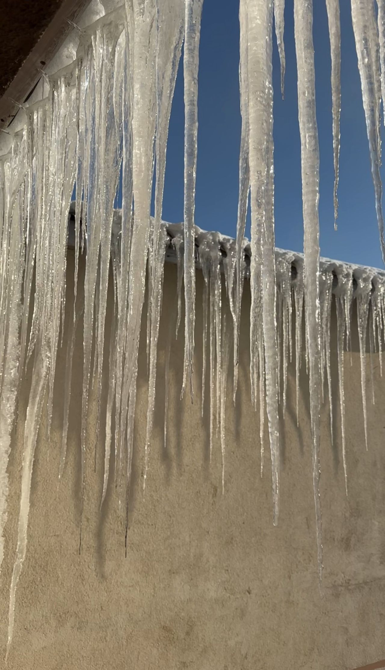 Yüksekova'da Dereler Dondu, Buz Sarkıtlarının Boyu 2 Metreyi Geçti - Sayfa 9