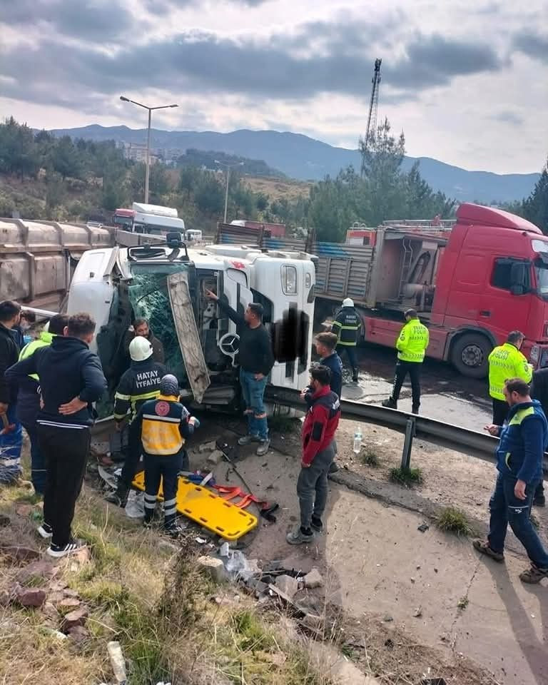 Hatay’da Demir Yüklü Kamyon Devrildi: Sürücü Yaralandı - Sayfa 1