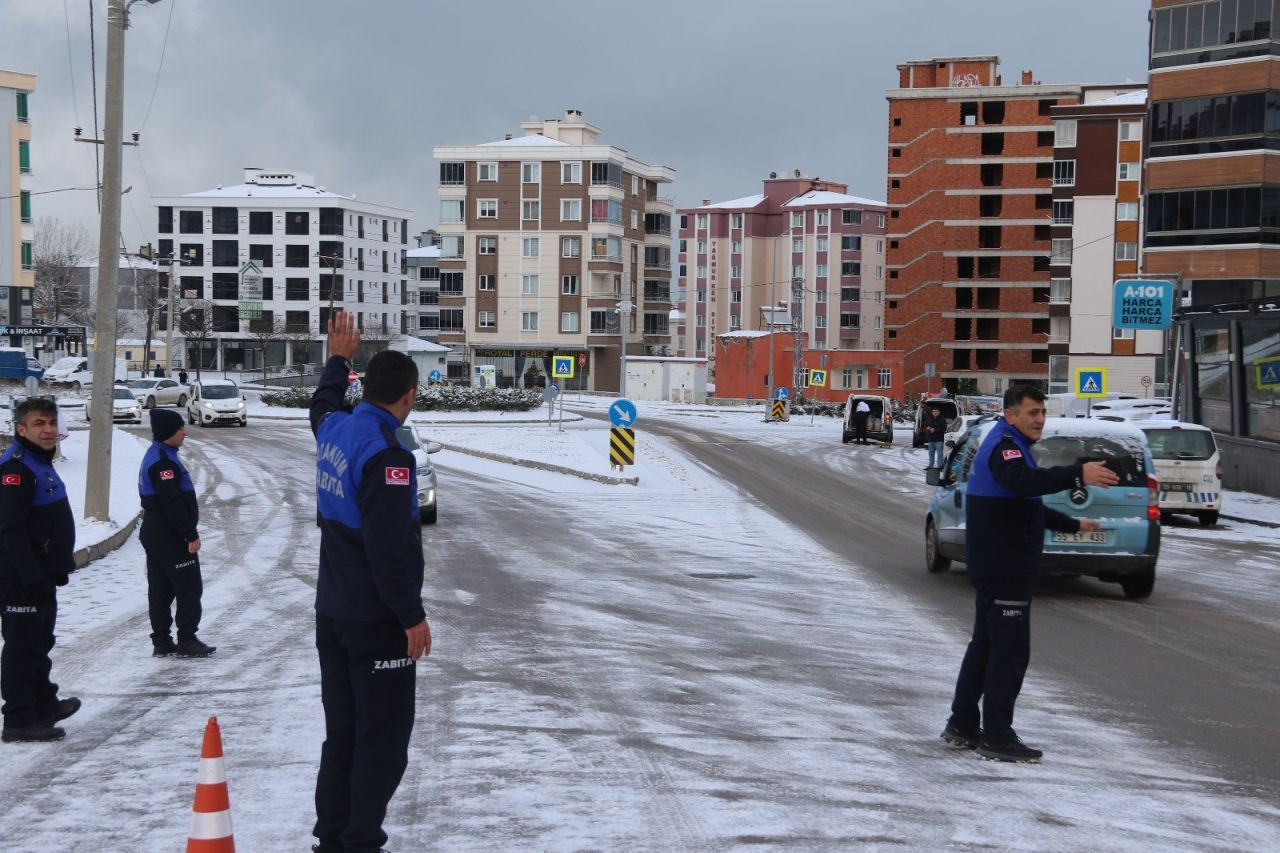Atakum’da Karla Mücadele Hız Kesmeden Sürüyor - Sayfa 1