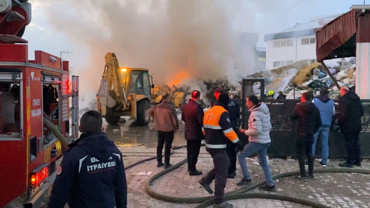 Bursa’da Çöp Toplama Merkezinde Yangın: 1 Saatte Kontrol Altına Alındı - Sayfa 1