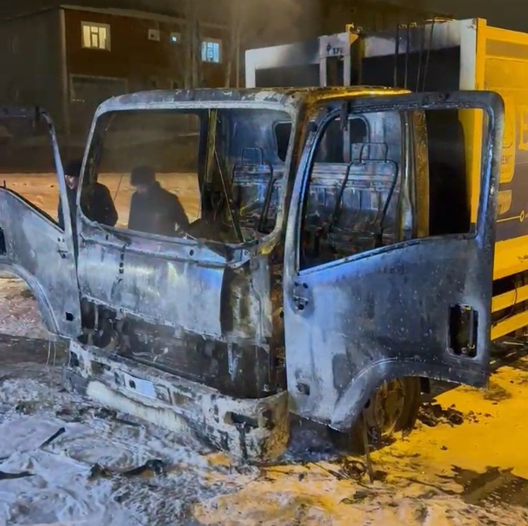 Van’da Havai Fişek İsabet Eden Çöp Kamyonu Küle Döndü - Sayfa 3