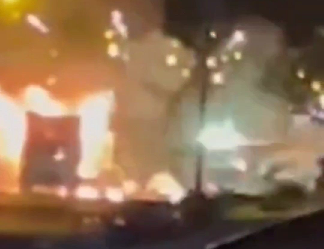 Van’da Havai Fişek İsabet Eden Çöp Kamyonu Küle Döndü - Sayfa 2