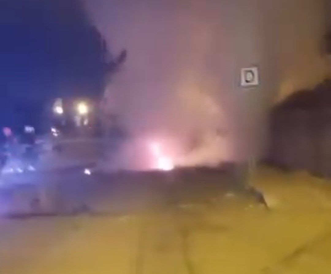 Van’da Havai Fişek İsabet Eden Çöp Kamyonu Küle Döndü - Sayfa 1