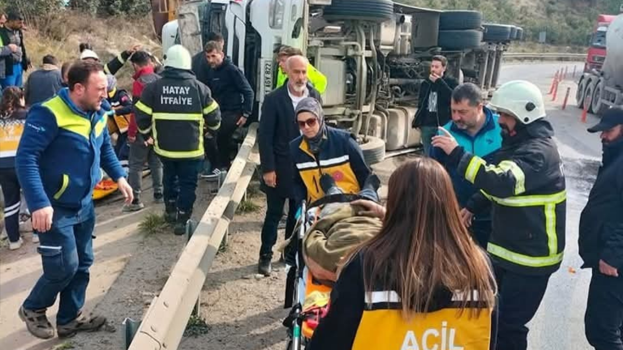 Hatay’da Demir Yüklü Kamyon Devrildi: Sürücü Yaralandı