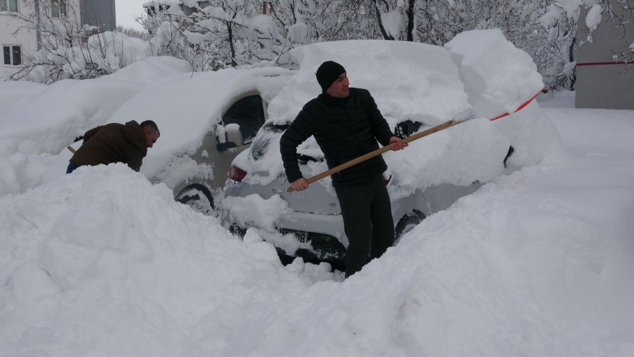 Bitlis’te Tek Katlı Evler Kara Gömüldü: Saçaklardaki Buz Sarkıtları 2 Metreye Ulaştı - Sayfa 1