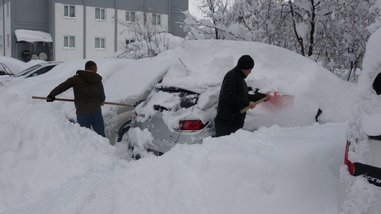 Bitlis’te Tek Katlı Evler Kara Gömüldü: Saçaklardaki Buz Sarkıtları 2 Metreye Ulaştı - Sayfa 2
